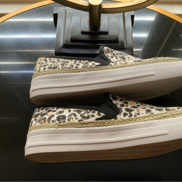 Tommy Bahama Animal Print Slip Ons Size 9 - Picture 4 of 5